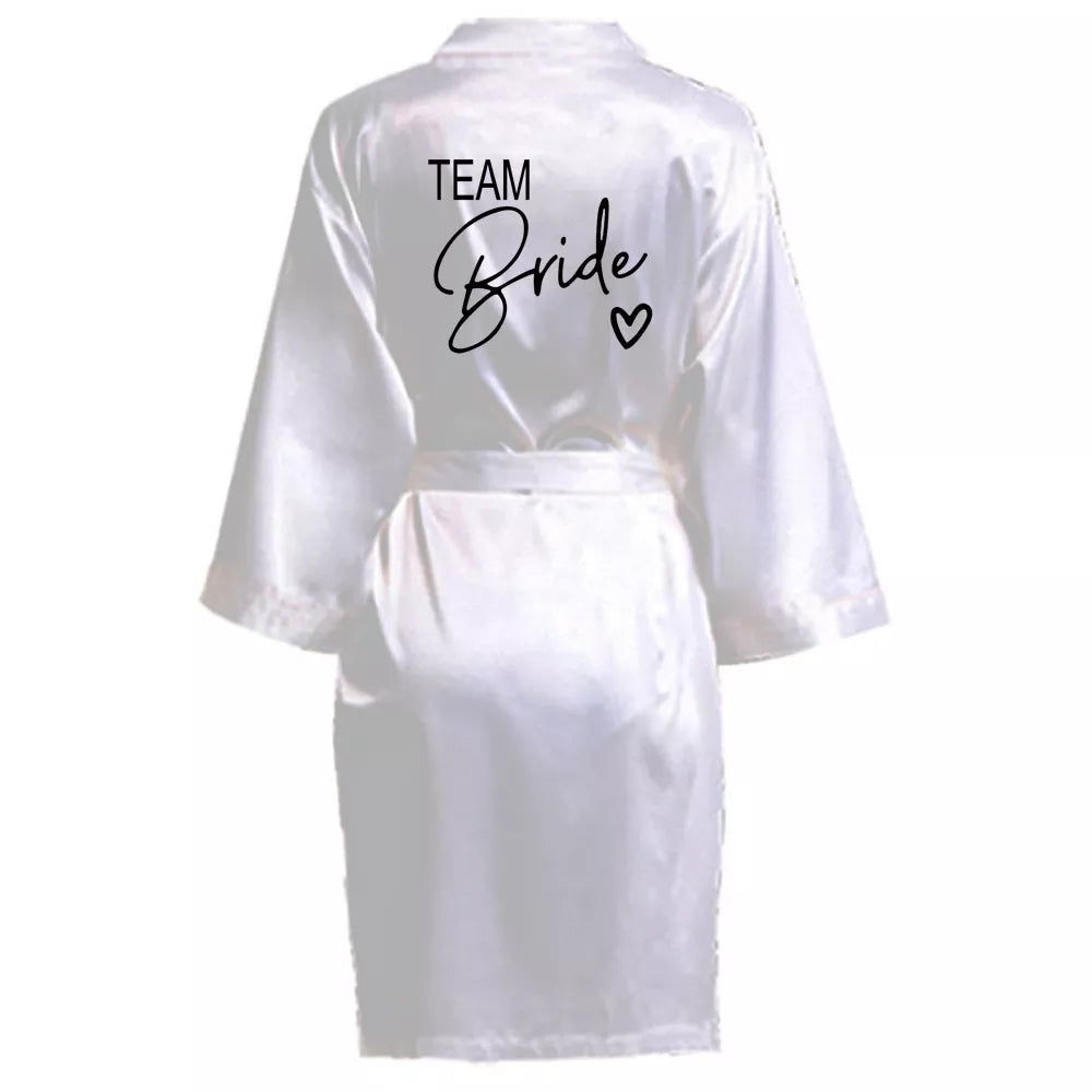 Satin-Kimono-Pyjama, Brautjungfern-Bademantel, Hochzeitsparty-Team-Brautkleid mit schwarzen Buchstaben