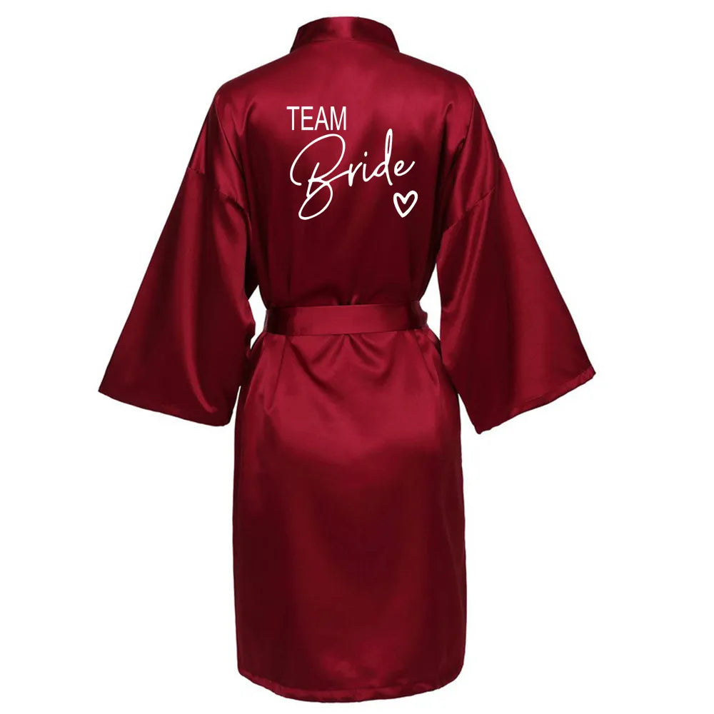 Satin-Kimono-Pyjama, Brautjungfern-Bademantel, Hochzeitsparty-Team-Brautkleid mit schwarzen Buchstaben