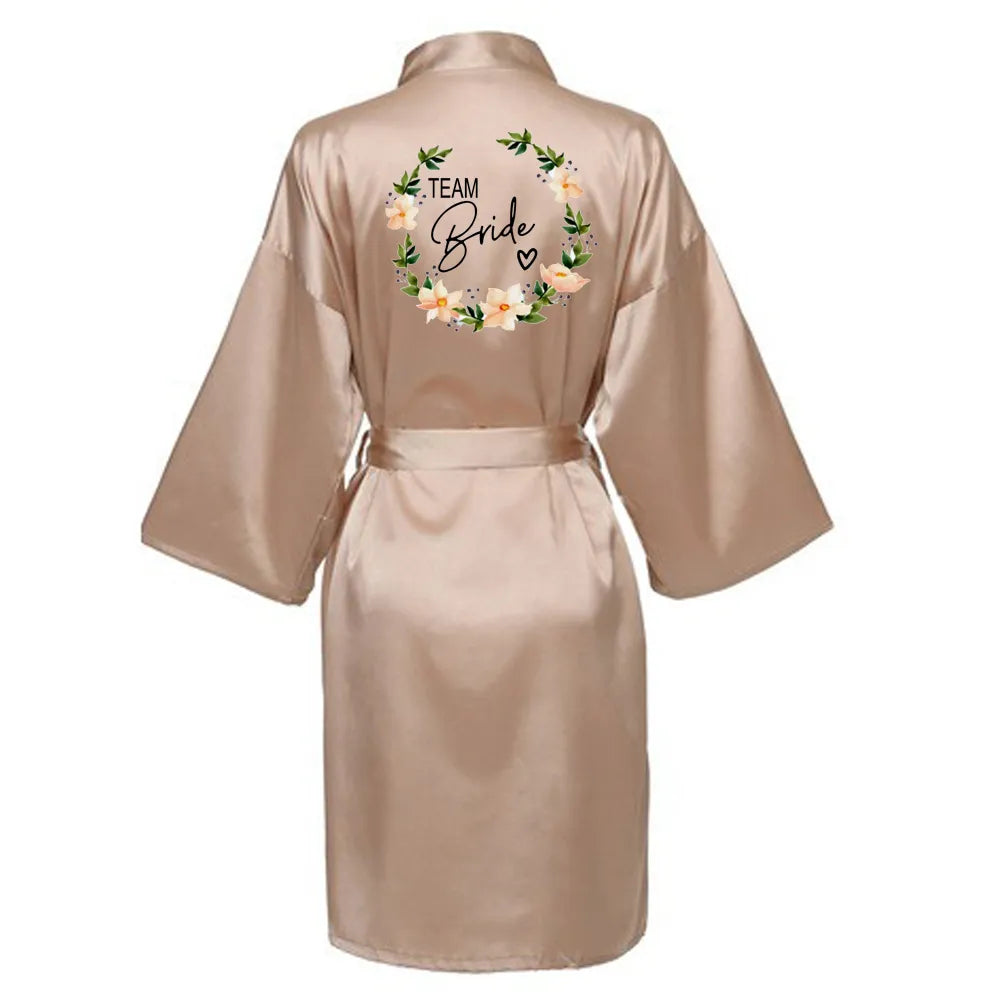 Satin-Kimono-Pyjama, Brautjungfern-Bademantel, Hochzeitsparty-Team-Brautkleid mit schwarzen Buchstaben