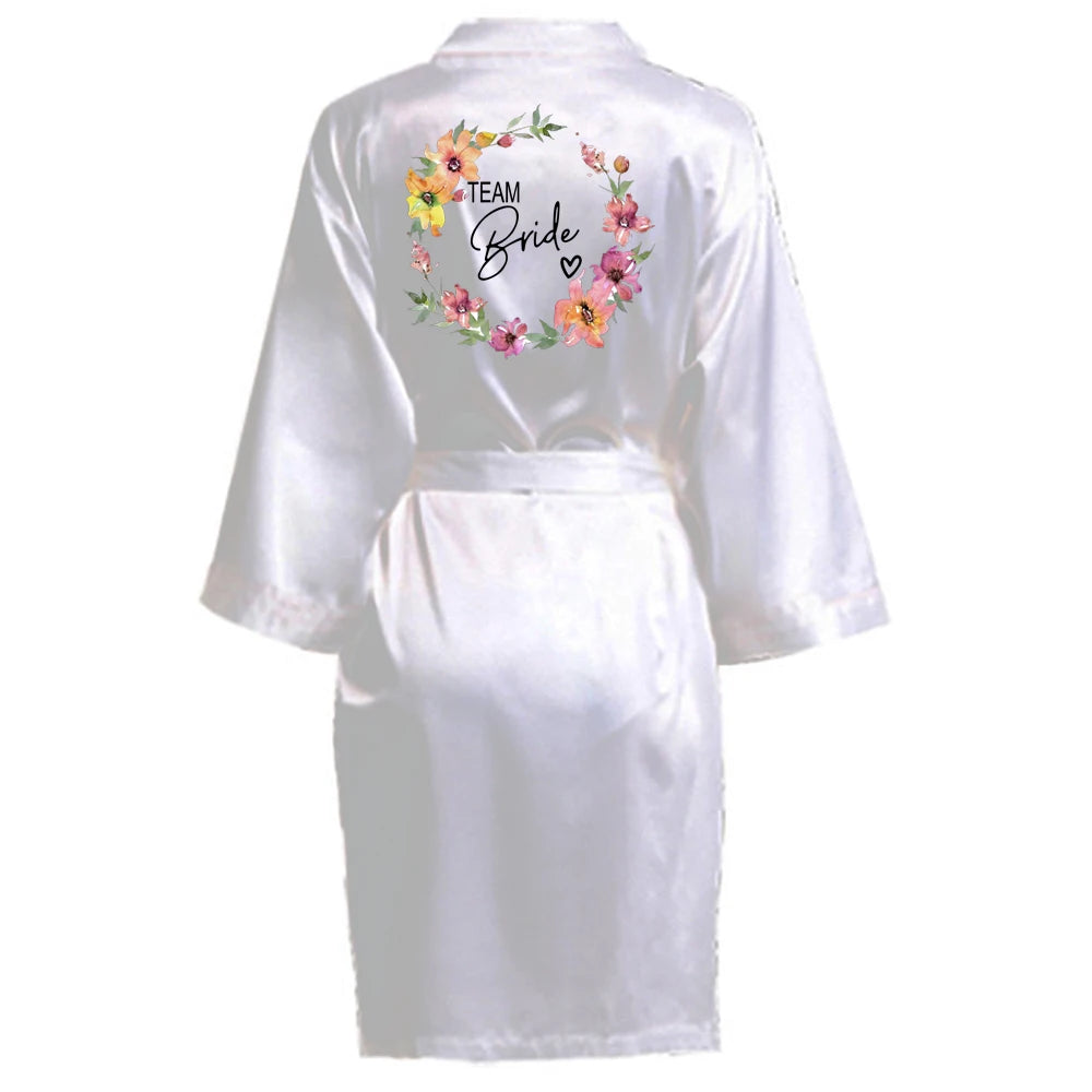 Satin-Kimono-Pyjama, Brautjungfern-Bademantel, Hochzeitsparty-Team-Brautkleid mit schwarzen Buchstaben