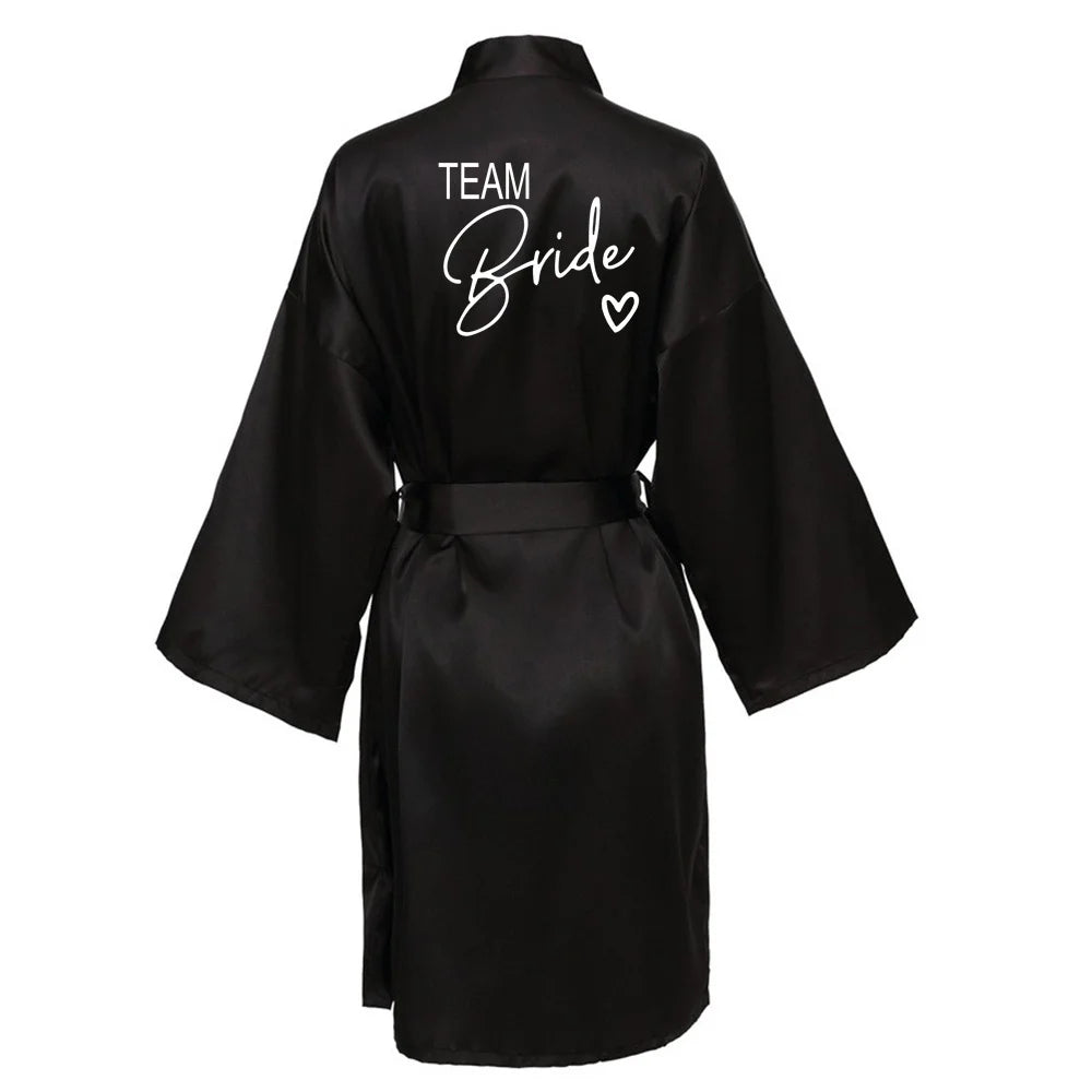 Satin-Kimono-Pyjama, Brautjungfern-Bademantel, Hochzeitsparty-Team-Brautkleid mit schwarzen Buchstaben