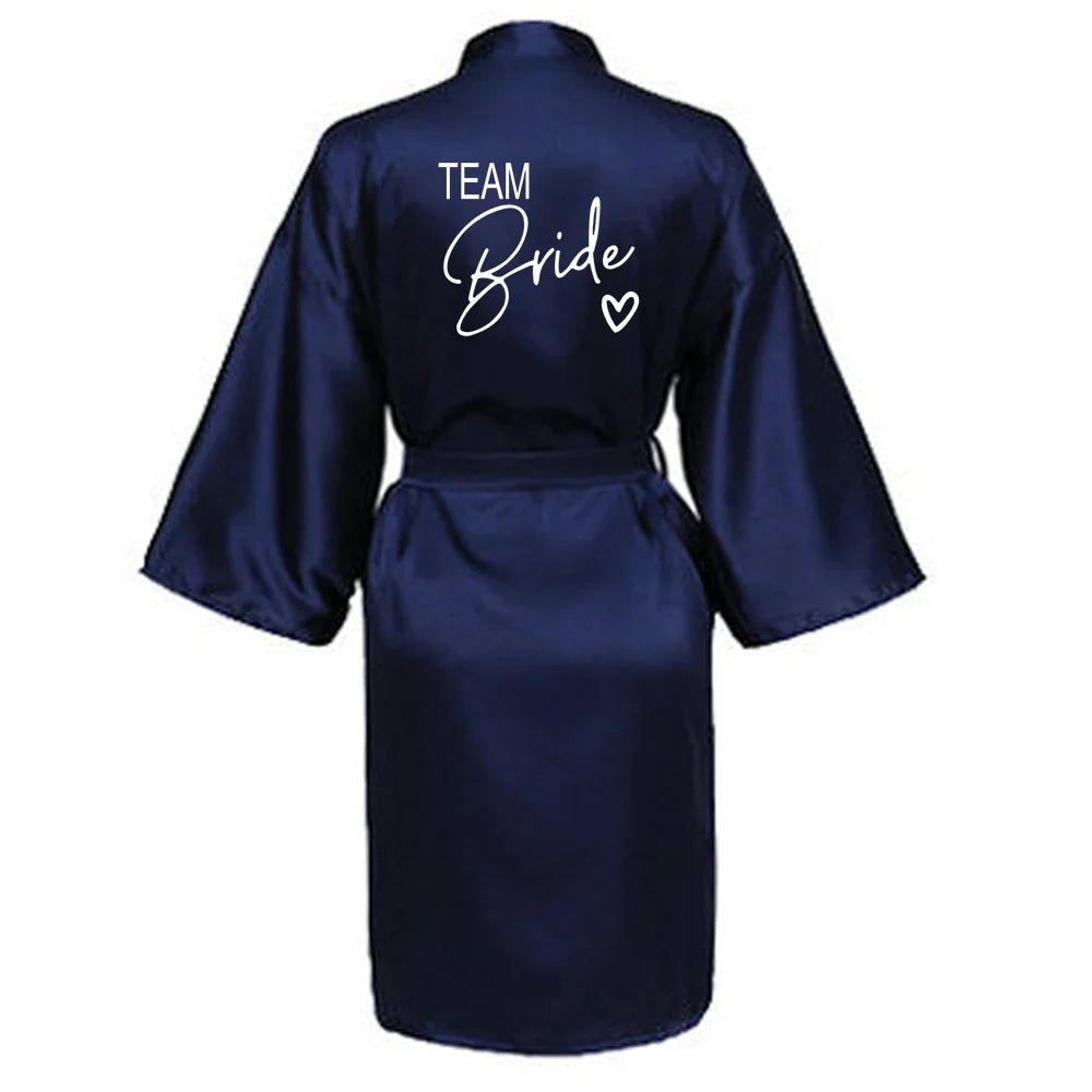 Satin-Kimono-Pyjama, Brautjungfern-Bademantel, Hochzeitsparty-Team-Brautkleid mit schwarzen Buchstaben