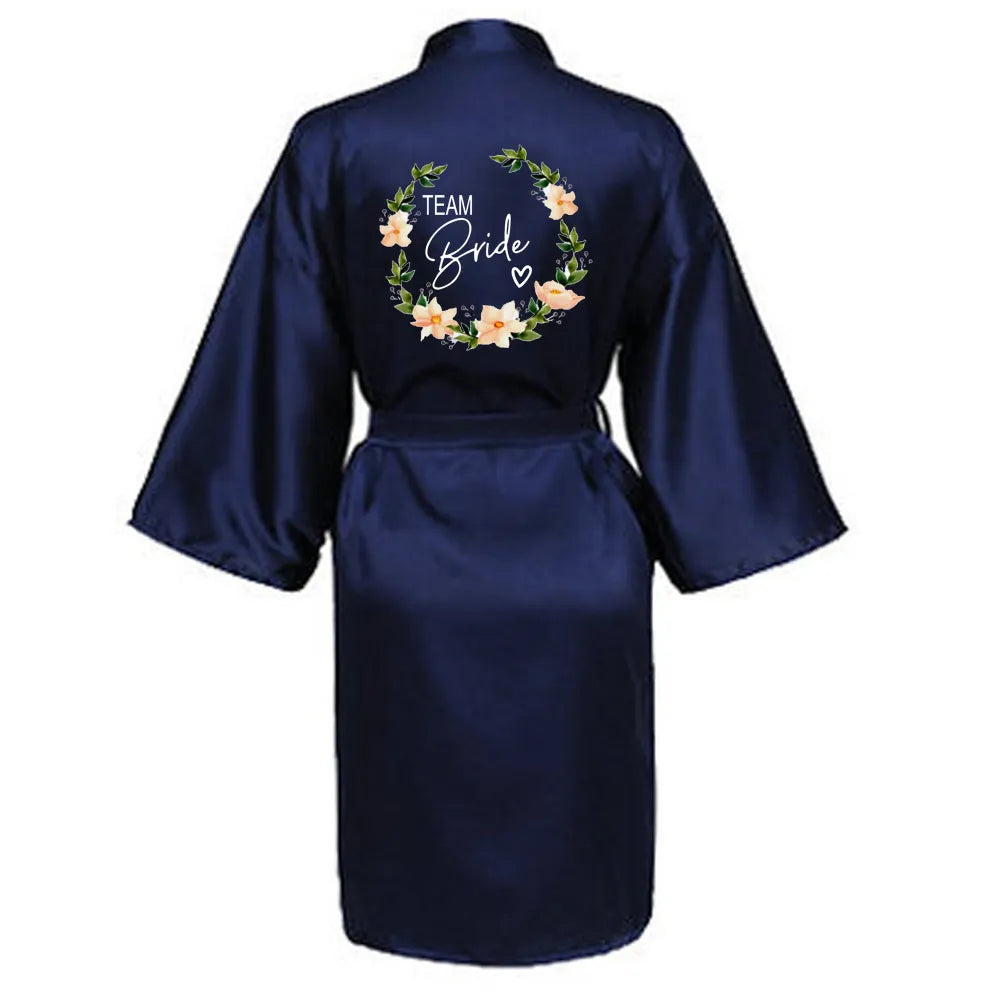 Satin-Kimono-Pyjama, Brautjungfern-Bademantel, Hochzeitsparty-Team-Brautkleid mit schwarzen Buchstaben