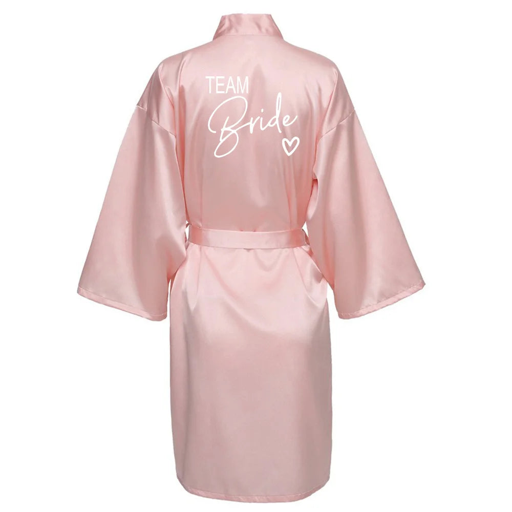 Satin-Kimono-Pyjama, Brautjungfern-Bademantel, Hochzeitsparty-Team-Brautkleid mit schwarzen Buchstaben