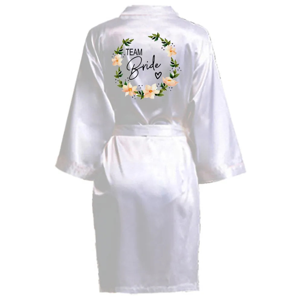 Satin-Kimono-Pyjama, Brautjungfern-Bademantel, Hochzeitsparty-Team-Brautkleid mit schwarzen Buchstaben
