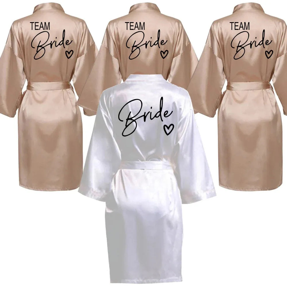 Satin-Kimono-Pyjama, Brautjungfern-Bademantel, Hochzeitsparty-Team-Brautkleid mit schwarzen Buchstaben
