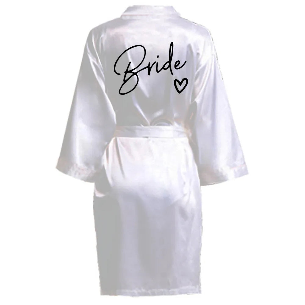 Satin-Kimono-Pyjama, Brautjungfern-Bademantel, Hochzeitsparty-Team-Brautkleid mit schwarzen Buchstaben