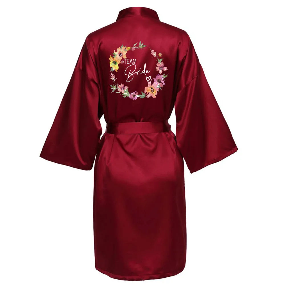 Satin-Kimono-Pyjama, Brautjungfern-Bademantel, Hochzeitsparty-Team-Brautkleid mit schwarzen Buchstaben