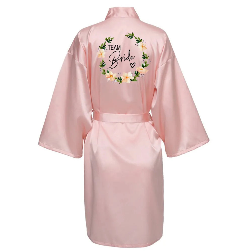 Satin-Kimono-Pyjama, Brautjungfern-Bademantel, Hochzeitsparty-Team-Brautkleid mit schwarzen Buchstaben