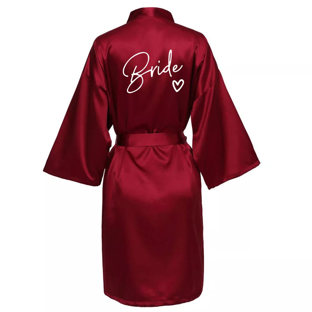 Satin-Kimono-Pyjama, Brautjungfern-Bademantel, Hochzeitsparty-Team-Brautkleid mit schwarzen Buchstaben
