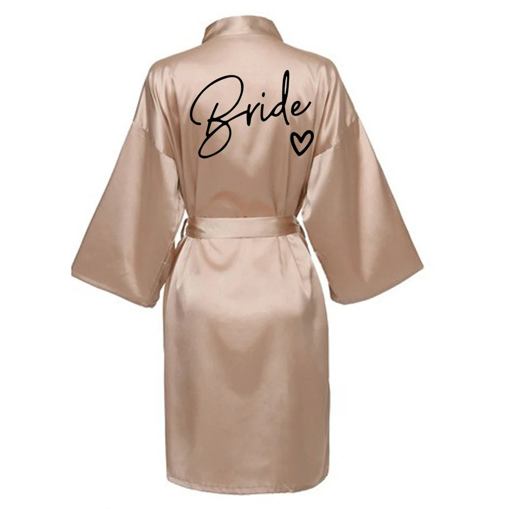 Satin-Kimono-Pyjama, Brautjungfern-Bademantel, Hochzeitsparty-Team-Brautkleid mit schwarzen Buchstaben