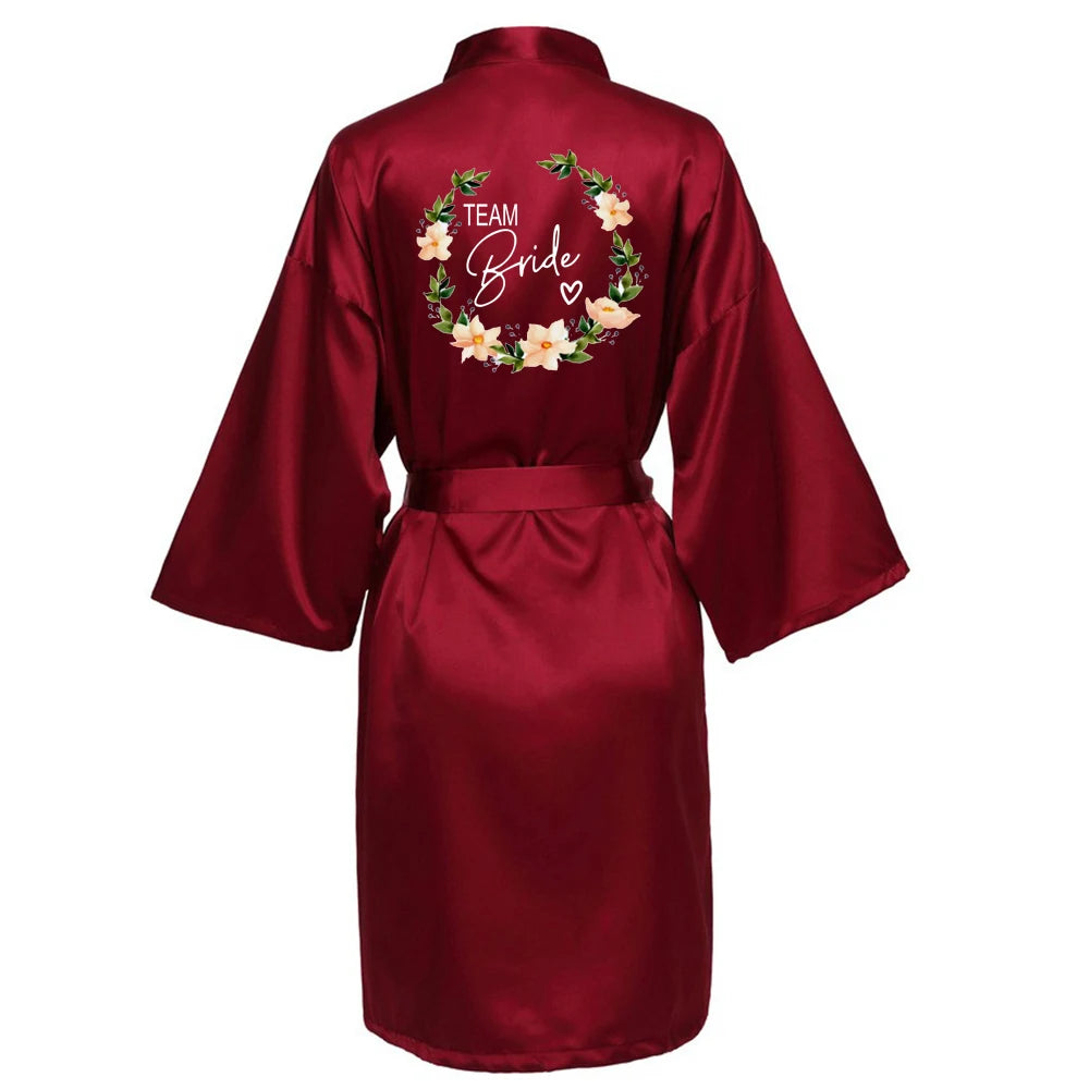 Satin-Kimono-Pyjama, Brautjungfern-Bademantel, Hochzeitsparty-Team-Brautkleid mit schwarzen Buchstaben