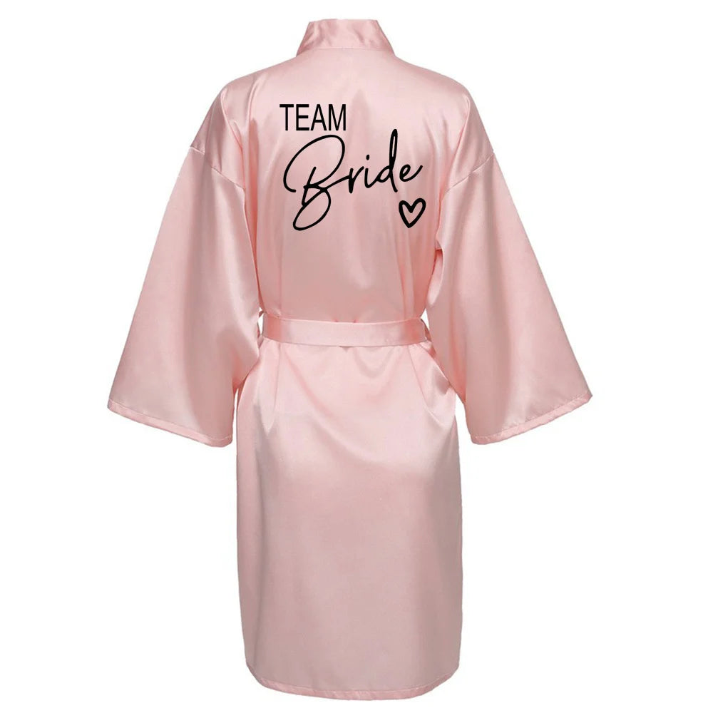 Satin-Kimono-Pyjama, Brautjungfern-Bademantel, Hochzeitsparty-Team-Brautkleid mit schwarzen Buchstaben