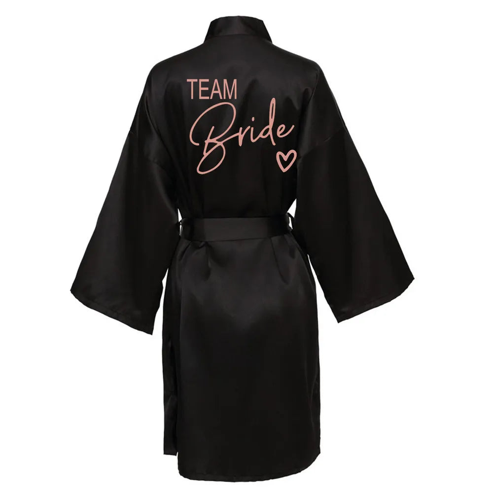 Satin-Kimono-Pyjama, Brautjungfern-Bademantel, Hochzeitsparty-Team-Brautkleid mit schwarzen Buchstaben