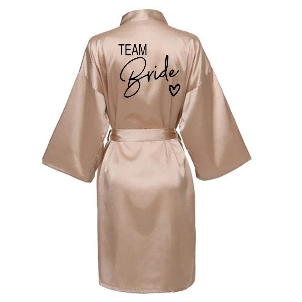 Satin-Kimono-Pyjama, Brautjungfern-Bademantel, Hochzeitsparty-Team-Brautkleid mit schwarzen Buchstaben