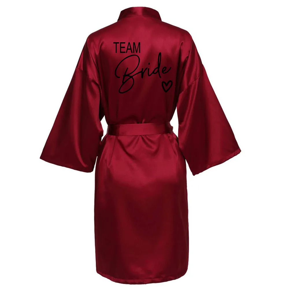 Satin-Kimono-Pyjama, Brautjungfern-Bademantel, Hochzeitsparty-Team-Brautkleid mit schwarzen Buchstaben