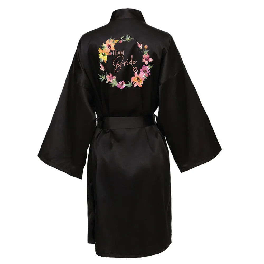 Satin-Kimono-Pyjama, Brautjungfern-Bademantel, Hochzeitsparty-Team-Brautkleid mit schwarzen Buchstaben